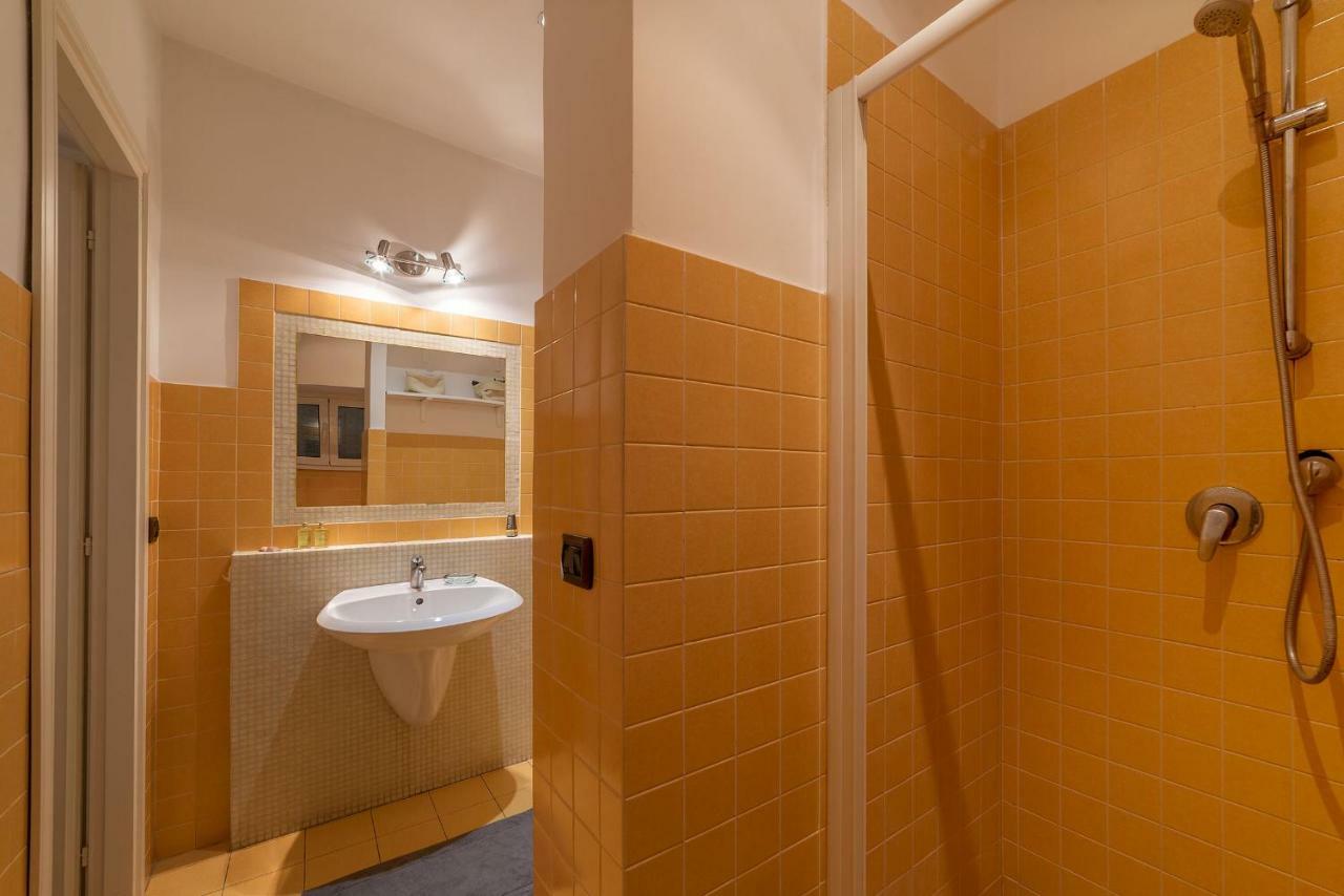 Colosseo & San Clemente Cozy Flat Rome Bagian luar foto